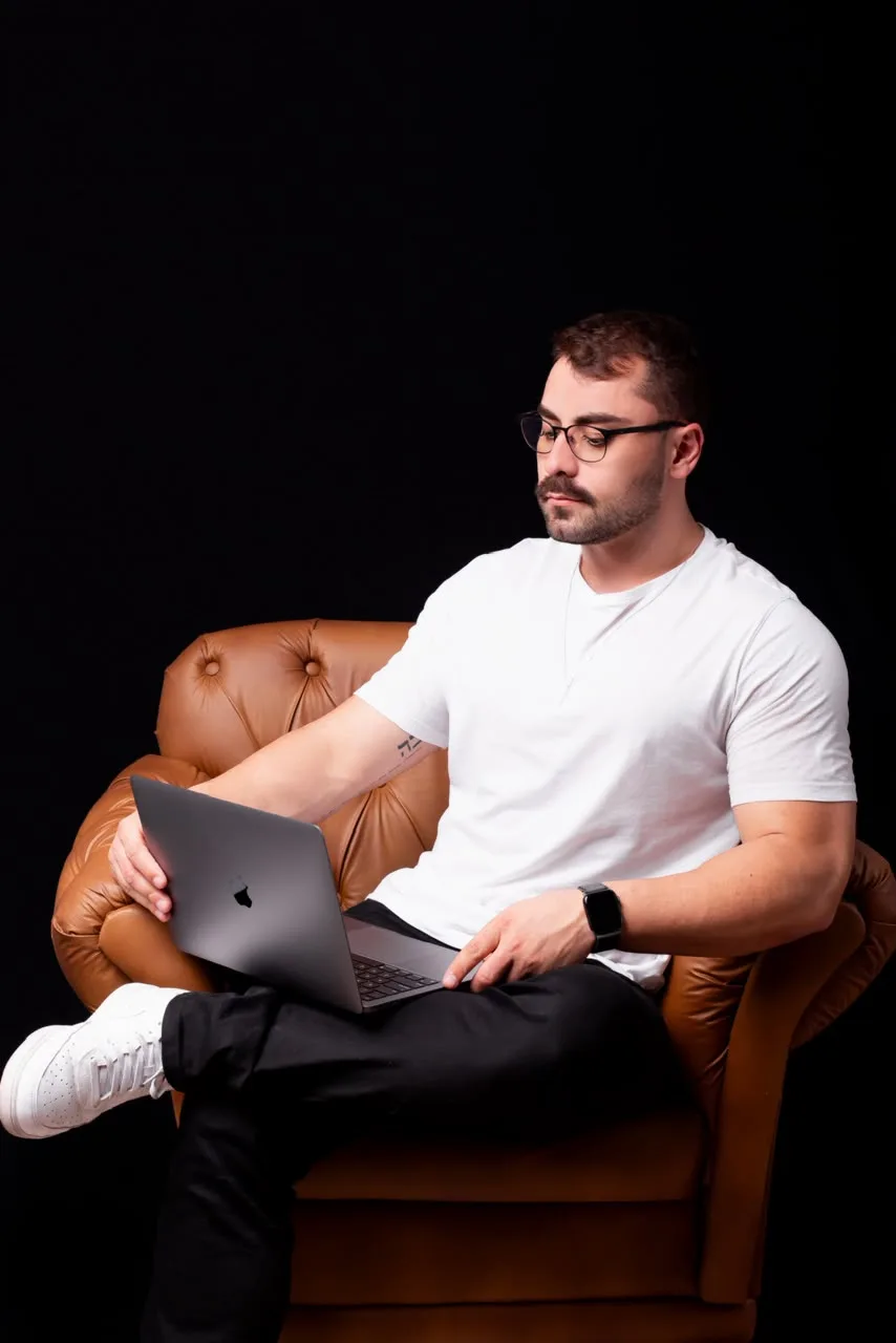 Geovan Souza realizando acompanhamento pelo notebook