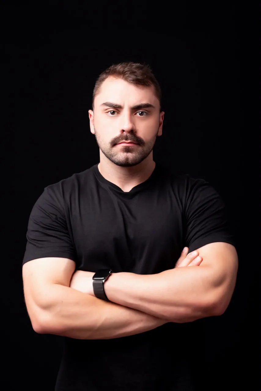 Geovan Souza, personal trainer em Londrina, de braços cruzados